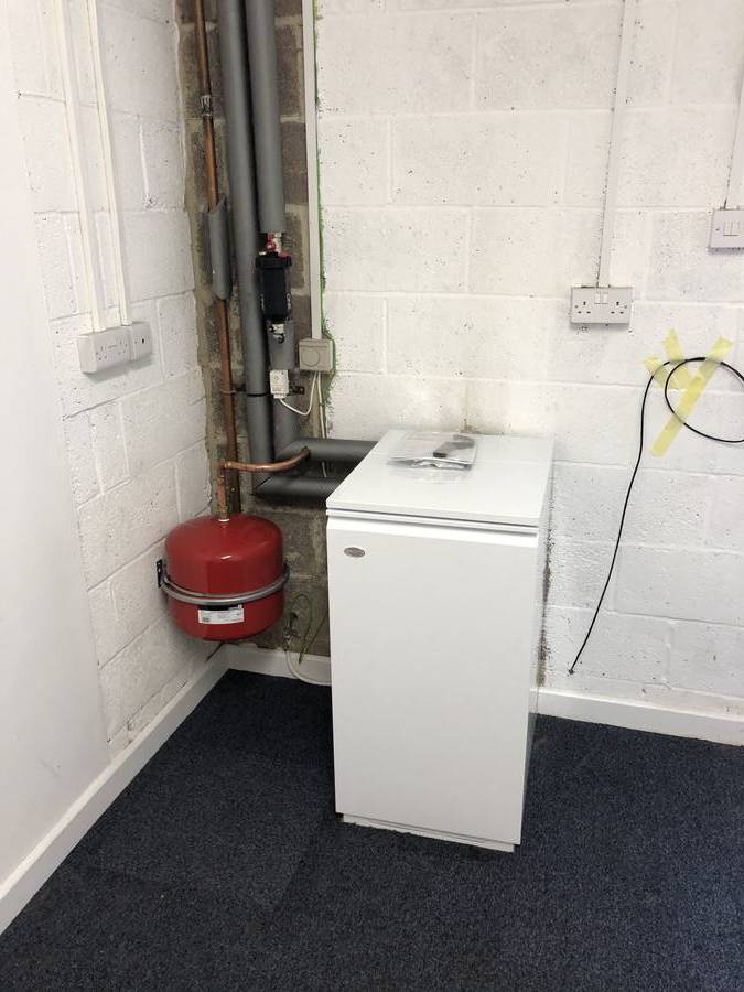 Oil boiler with expansion vessel